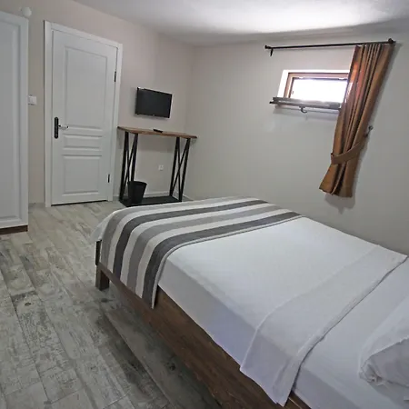 Tenedion Hotel *